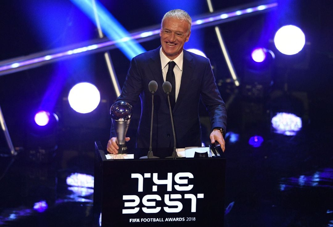 El seleccionador francés Didier Deschamps recibe el premio al mejor entrenador del año durante la entrega de premios FIFA the Best 2018.