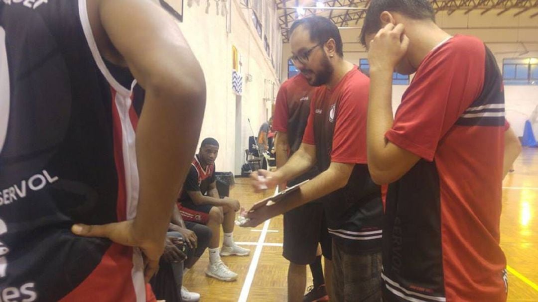 El entrenador linarense, dando instrucciones a sus jugadores en un partido