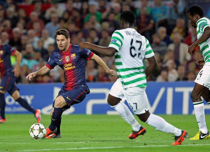 El delantero argentino del FC Barcelona Lionel Andrés Messi controla el balón ante el centrocampista keniata del Celtic de Glasgow Victor Wanyama, durante el partido de la tercera jornada de la fase de grupos de la Liga de Campeones disputado esta noche e