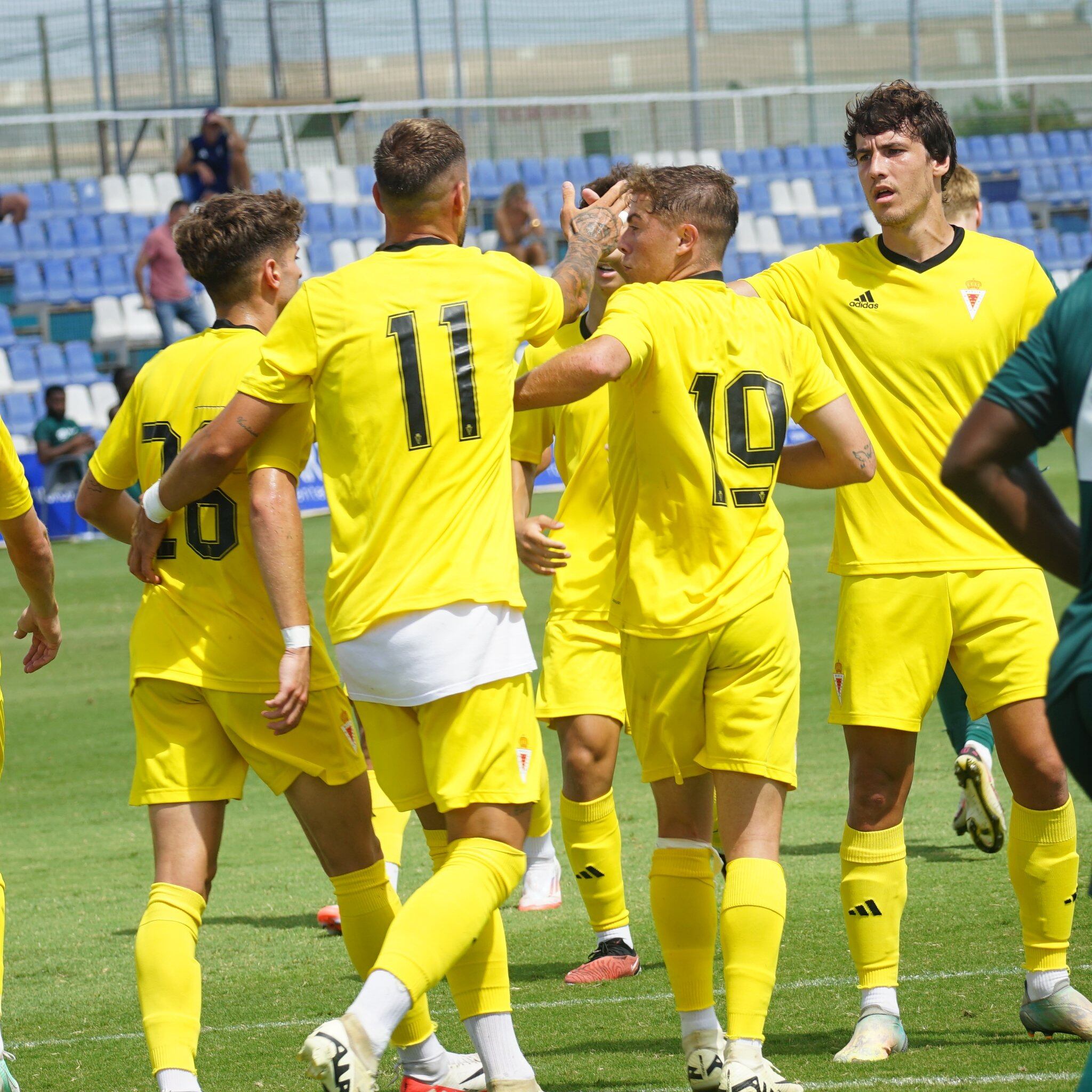 Parte de la plantilla del Real Murcia en Pinatar