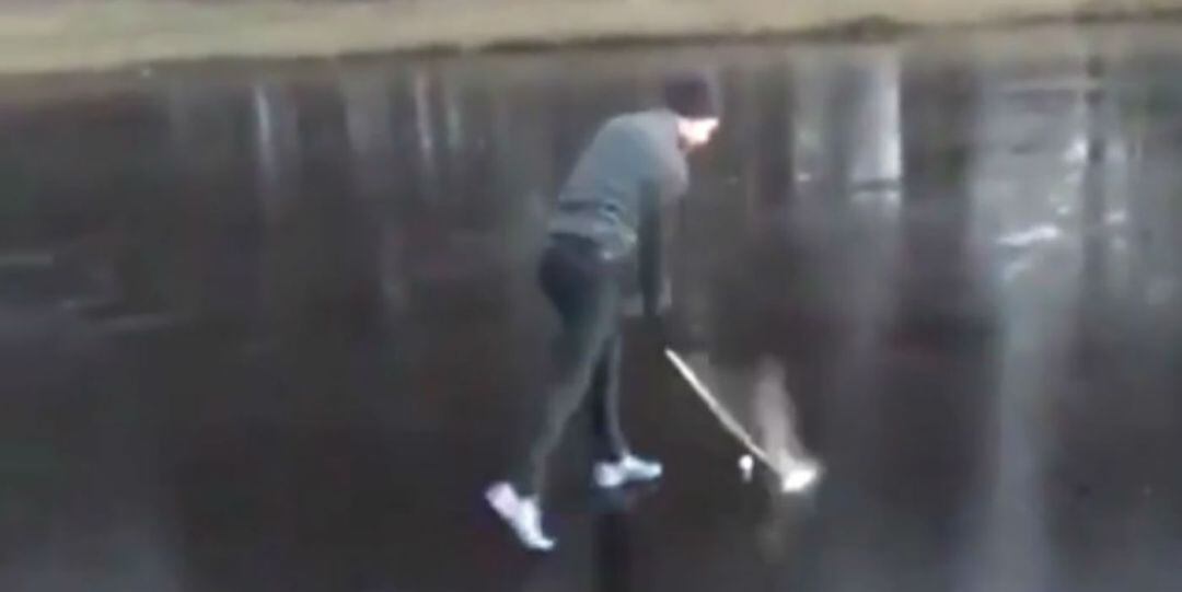 Imagen del hombre prácticando golf sobre hielo