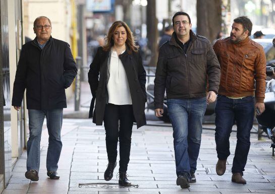 La presidenta andaluza Susana Díaz (2i), acompañada por los miembros de su equipo de Gobierno, Mario Jiménez (2d) y Juan Cornejo (i), a su llegada a la sede del PSOE en la calle Ferraz, donde se celebra el Comité Federal extraordinario para ratificar el r