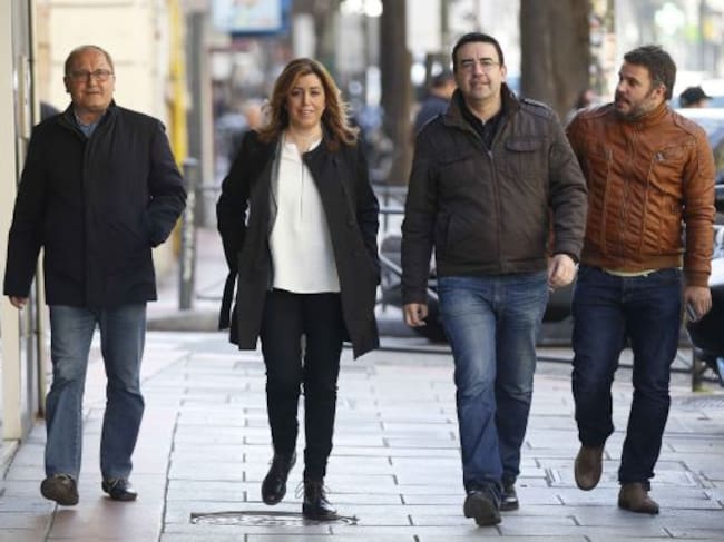 La presidenta andaluza Susana Díaz (2i), acompañada por los miembros de su equipo de Gobierno, Mario Jiménez (2d) y Juan Cornejo (i), a su llegada a la sede del PSOE en la calle Ferraz, donde se celebra el Comité Federal extraordinario para ratificar el r