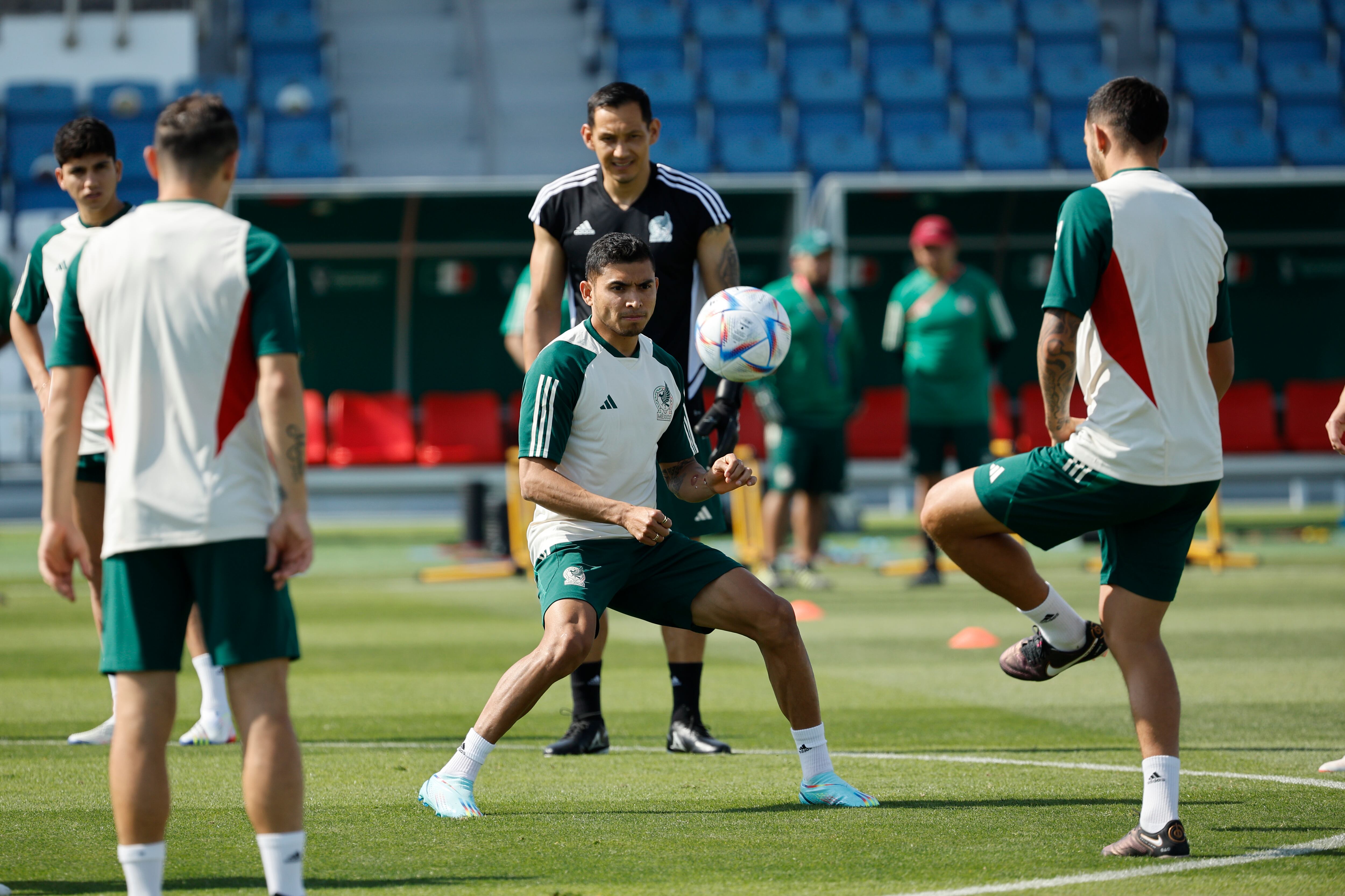 DOHA, 25/11/2022.- El centrocampista Orbelín Pineda (c) participa en el entrenamiento de la selección mexicana celebrado en las el estadio Al Khor en Doha este viernes para preparar su partido contra Argentina correspondiente a la segunda jornada de la fase de grupos del Mundial de Qatar este sábado. EFE/ José Méndez
