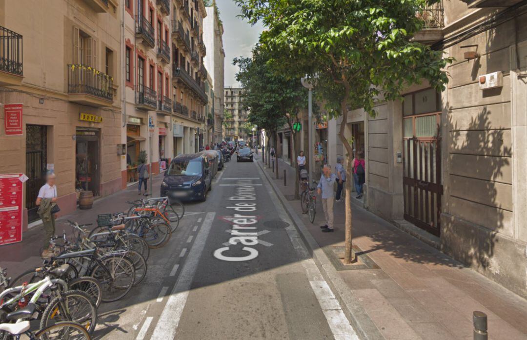 La agresión homófoba tuvo lugar a la altura del número 10 de la calle Bonavida de Barcelona, según se señala en la denuncia.