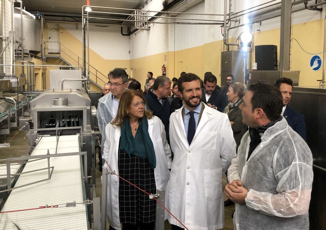 El presidente del PP, Pablo Casado,durante su visita a la fábrica de Quesos Marsan 