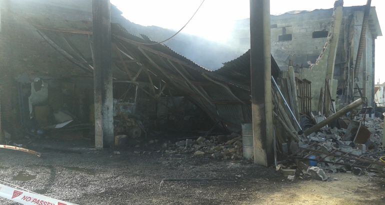 Així ha quedat un dels magatzems afectats en l'incendi d'una granja a la carretera de Corbins als afores de Lleida