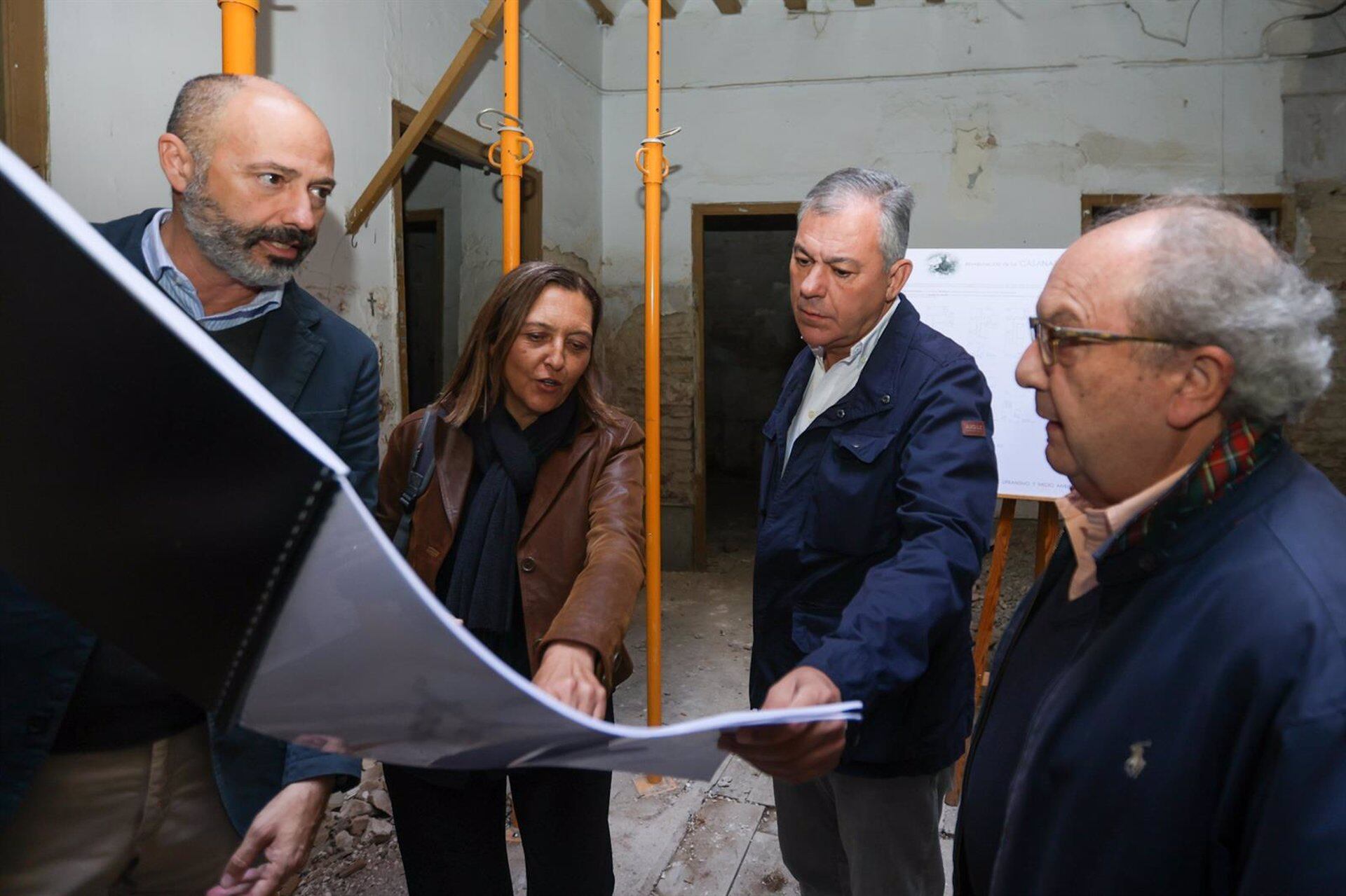 El alcalde de Sevilla, José Luis Sanz, ha visitado la Casa de Cernuda junto a familiares del poeta.