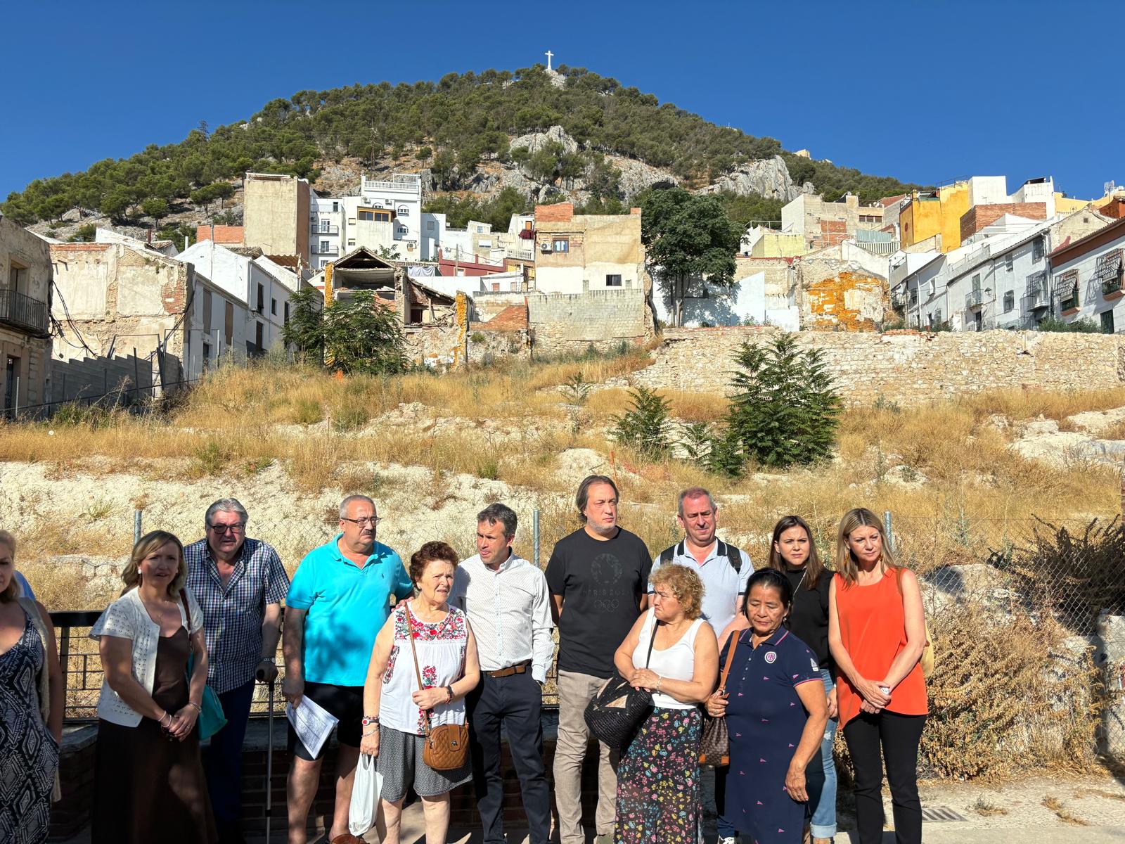 Julio Millán, secretario general del PSOE de Jaén, en el centro, con concejales socialistas y vecinos de la zona del solar de la plaza de Santiago.