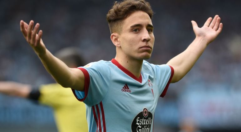 Emre Mor se queja ante una mala decisión de un compañero en Balaídos