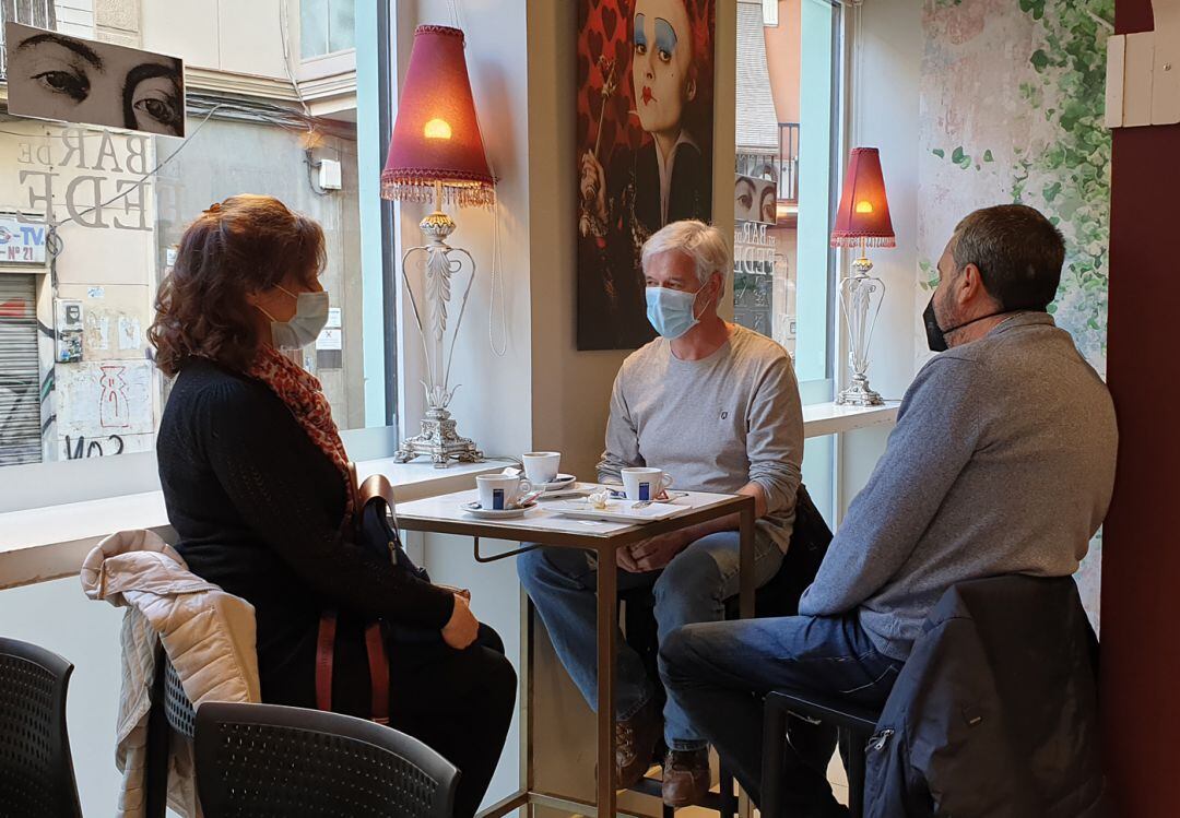 Clientes de un bar de Granada, con mascarilla puesta de forma permanente incluso sentados en la mesa, como dicta la nueva norma de la Junta