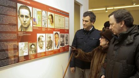 Victoria Rodríguez junto al alcalde Antonio Román y a su hijo Carlos Buero