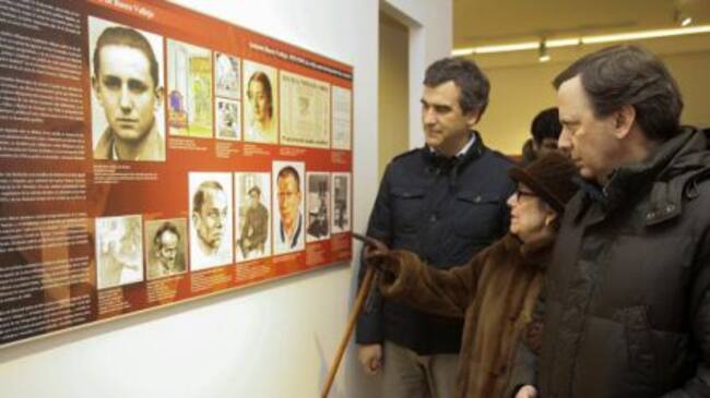 Victoria Rodríguez junto al alcalde Antonio Román y a su hijo Carlos Buero