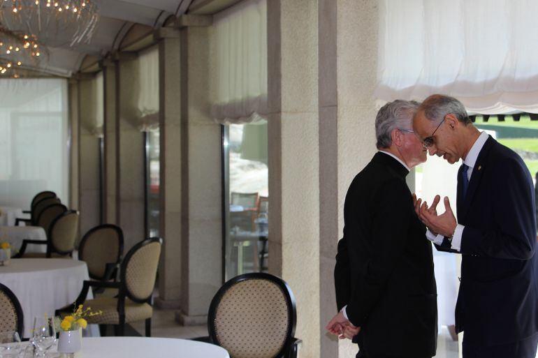 El copríncep episcopal, Joan-Enric Vives, i el cap de Govern, Toni Martí, parlen en un saló de l'hotel on ha tingut lloc l'acte d'aquest dijous.