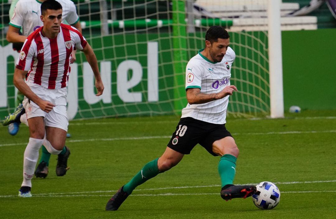 Cejudo controla un balón ante el Bilbao Athletic