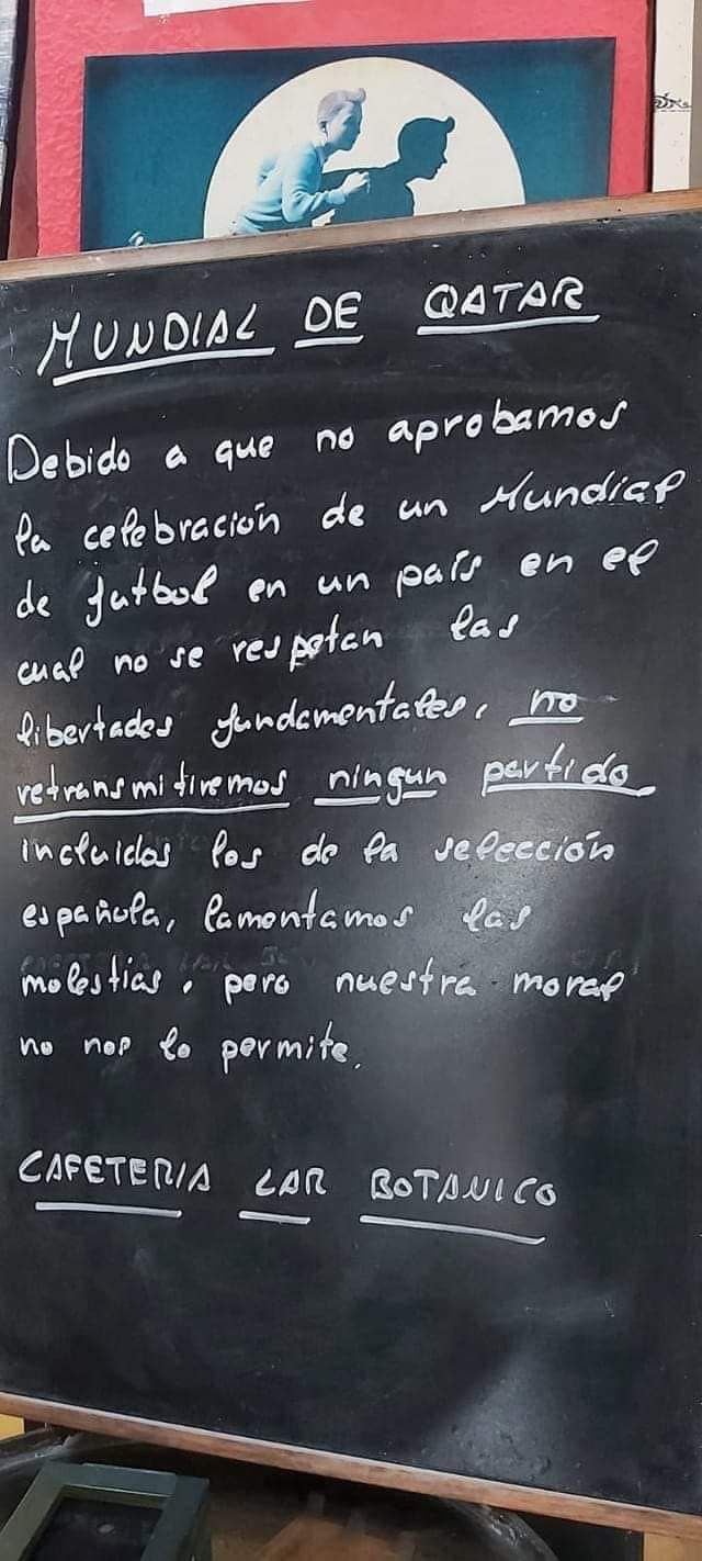 Pizarra del bar &#039;Lar botánico&#039; de València en el que explica por qué no se emitirán ahí partidos del Mundial de Qatar.