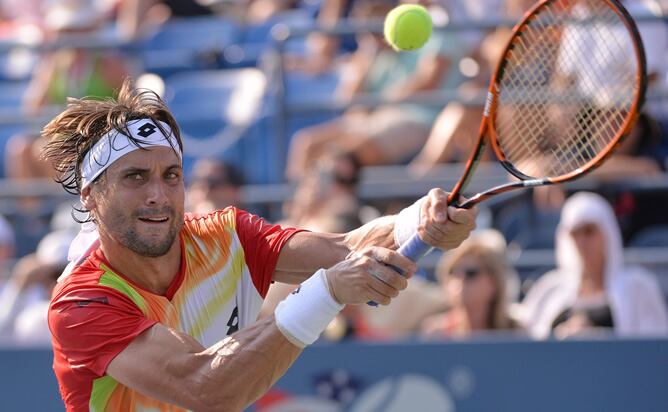 El español devuelve una bola al bosnio Damir Dzumhur, al que se ha enfrentado y ha vencido en su debut en Flushing Meadows.