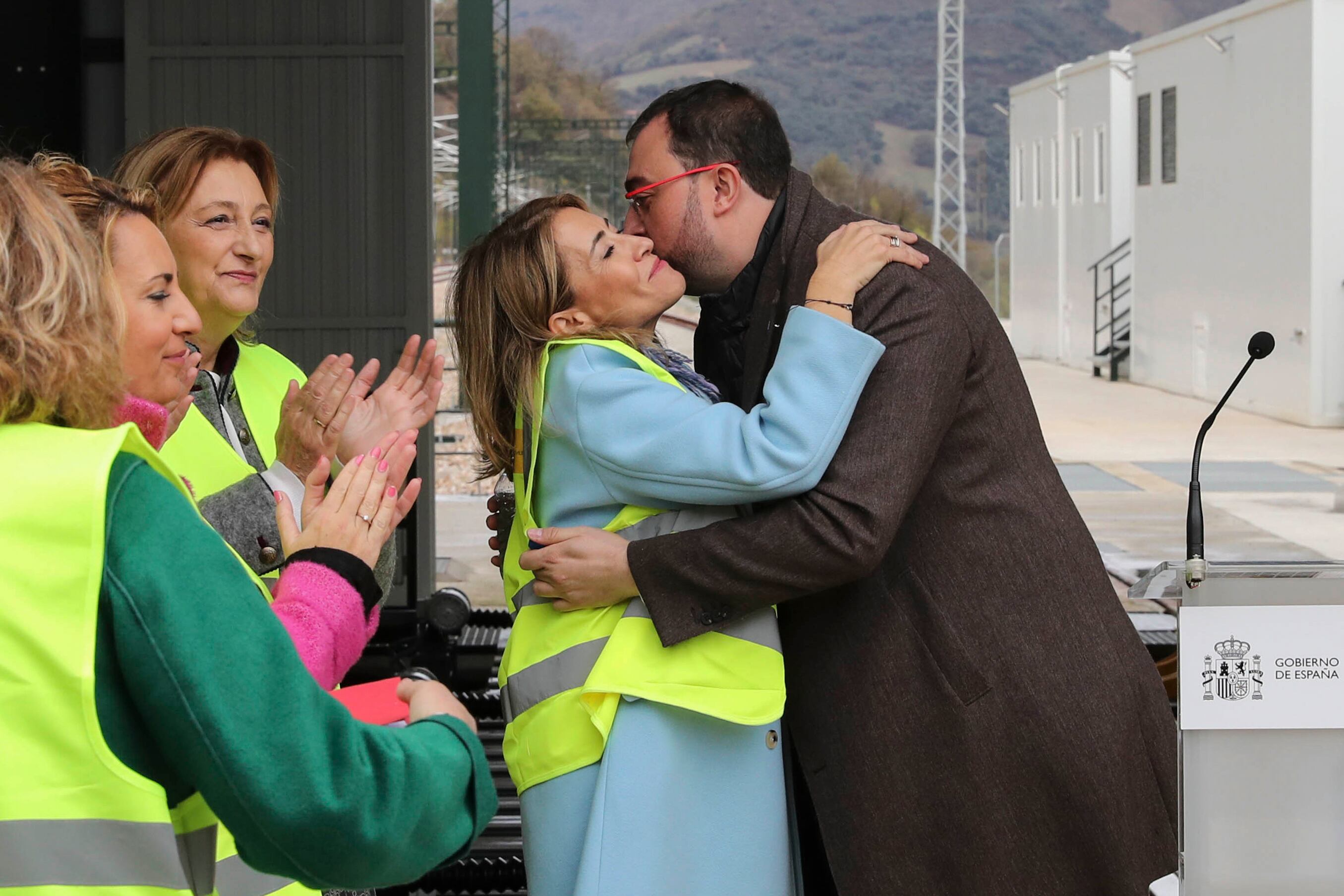 OVIEDO (ASTURIAS),09/11/2022.- La ministra de Transportes, Movilidad y Agenda Urbana, Raquel Sánchez (i), y el presidente del Principado de Asturias, Adrián Barbón (d), en la estación de Campomanes después de recorrer en un tren el trayecto entre La Robla (León) y Campomanes (Asturias),la variante ferroviaria de Pajares de la futura Línea de Alta Velocidad León-Asturias, un proyecto que encara la recta final para su puesta en servicio. EFE/ J. L. Cereijido
