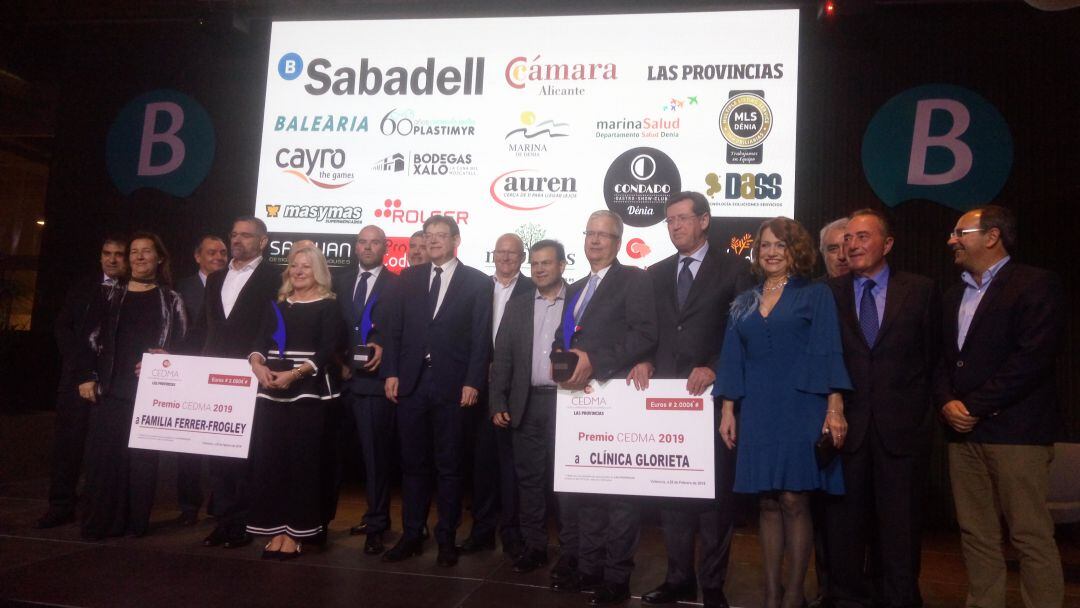 Foto final de familia de los XII Premios Cedma, con el president Ximo Puig.