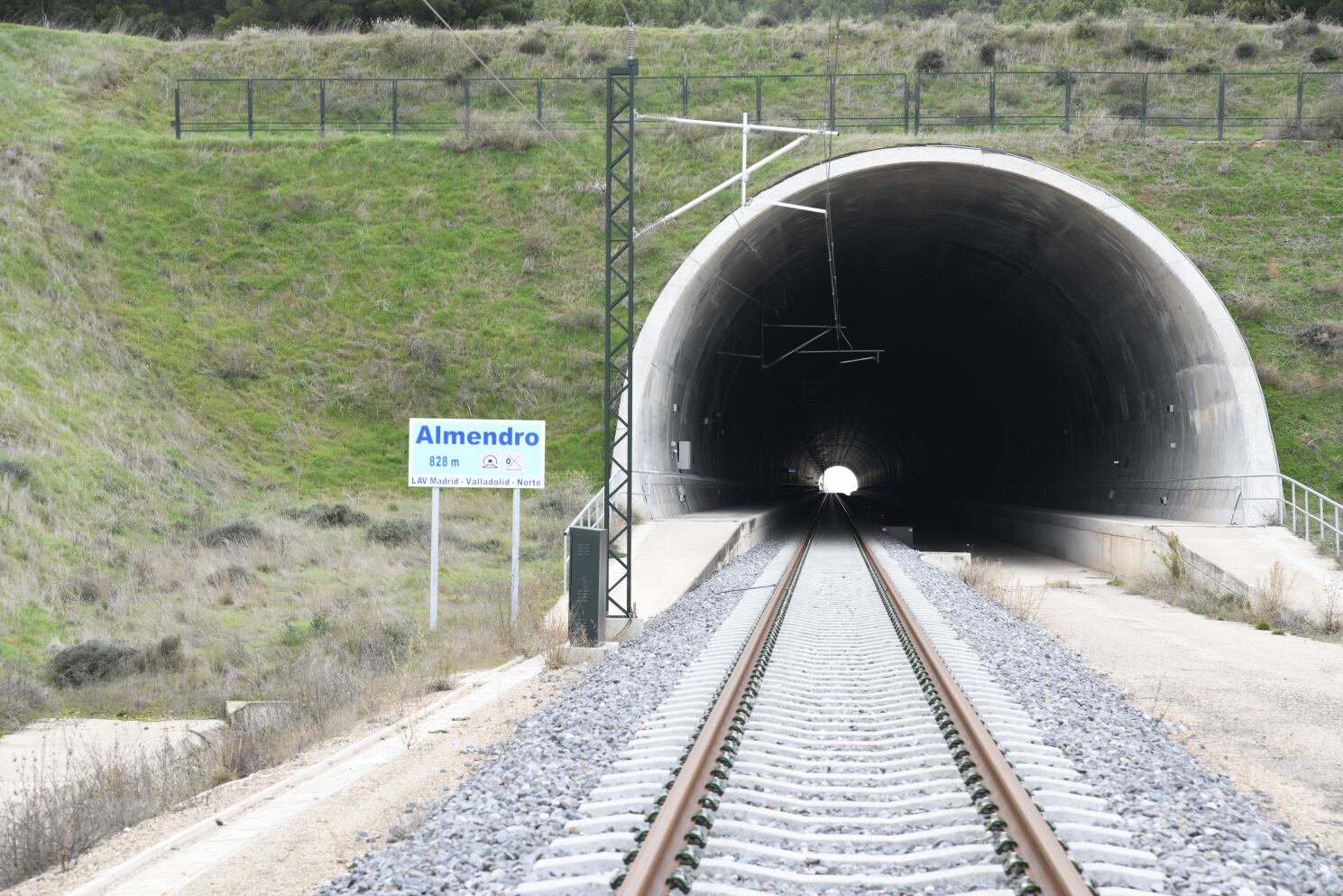 Túnel &#039;Almendro&#039; en el tramo Venta de Baños-Burgos en la localidad palentina de Reinoso de Cerrato.