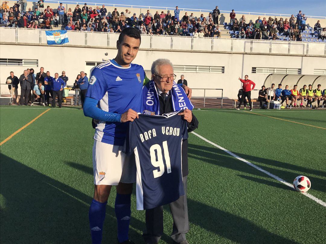 Israel con Rafael Verdú antes de comenzar el partido en La Granja