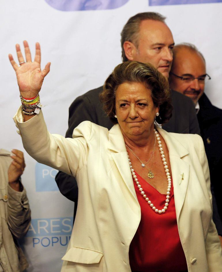 GRA756. VALENCIA, 24/05/2015.- La candidata del PP a la alcaldía de Valencia, Rita Barberá, y el candidata a la presidencia de la Generalitat, Alberto Fabra, tras su comparecencia ante los medios de comunicación tras conocer los resultados electorales. EFE/Juan Carlos Cárdenas