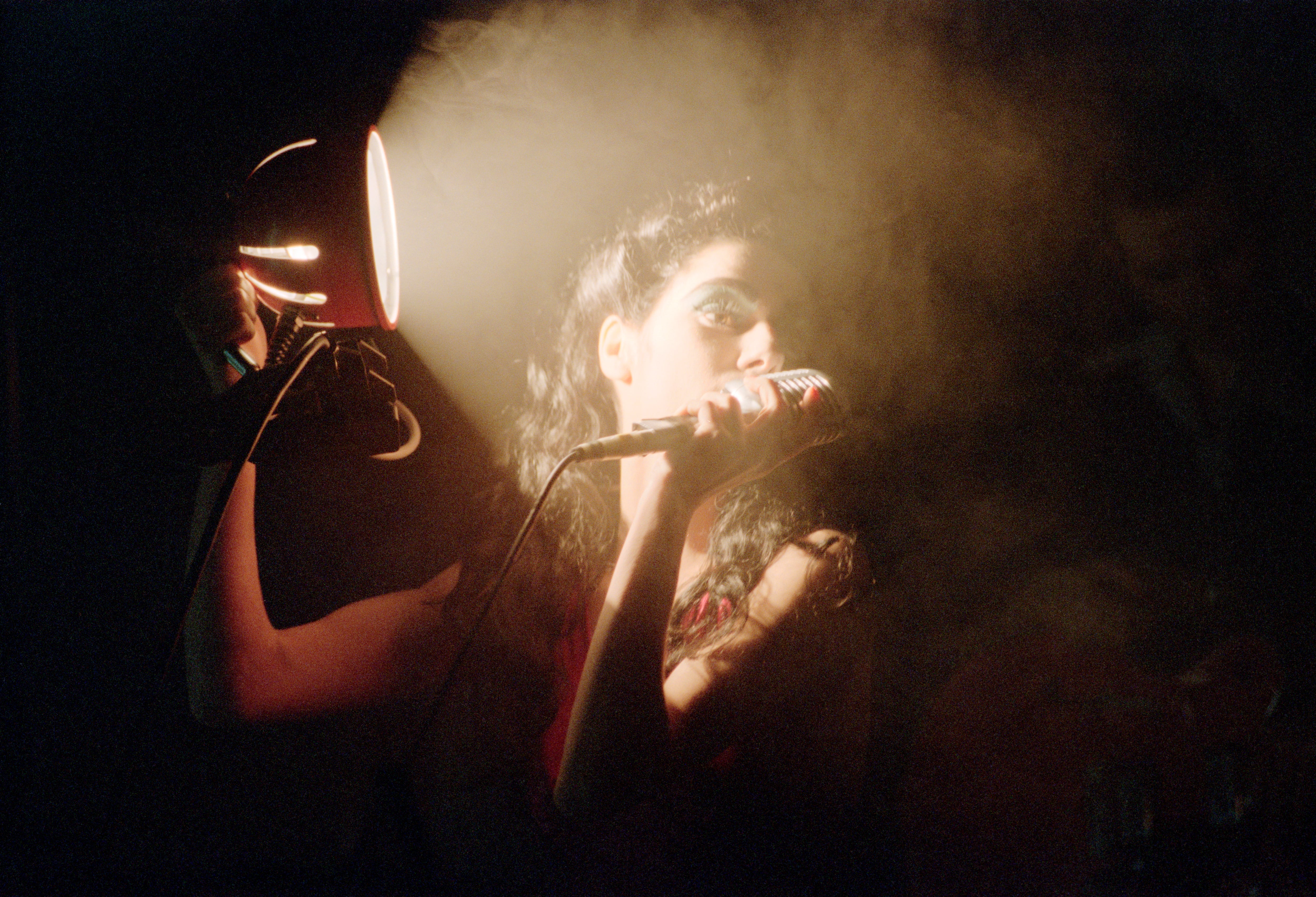 PJ Harvey durante una actuación en Londres en 1995. (Photo by Brian Rasic/Getty Images)