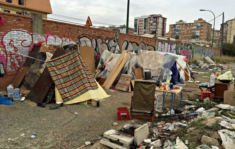 Chabolas ubicadas en la parcela de Repsol, junto al muro que la separa de calle Bodegueros