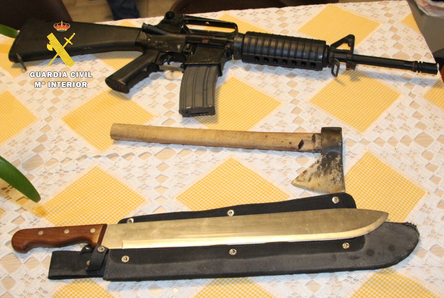 En el domicilio de uno de los primeros detenidos, se encontró un rifle simulado, varias armas blancas de grandes dimensiones y cocaína