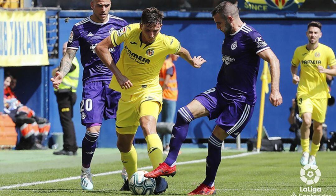 Sandro y Antoñito pelean por el balón