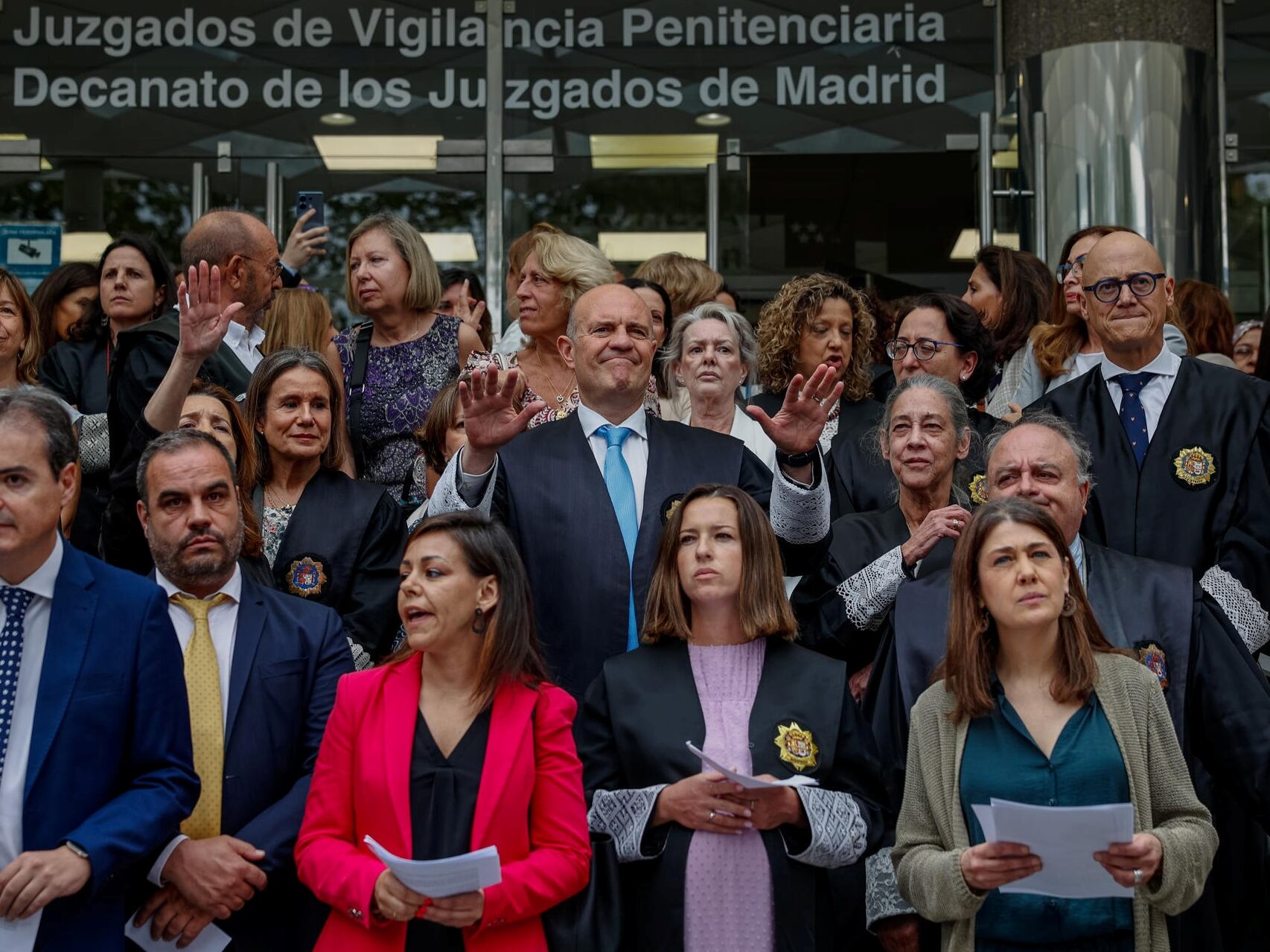 El pasado mes de junio, jueces y fiscales realizaron un paro simbólico de 10 minutos ante los Juzgados de Plaza de Castilla de Madrid para mostrar su oposición a la reforma de la ley del Poder Judicial y del Estatuto Orgánico del Ministerio Fiscal, convocado por varias asociaciones judiciales y fiscales.