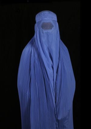 Mujer utilizando el burka