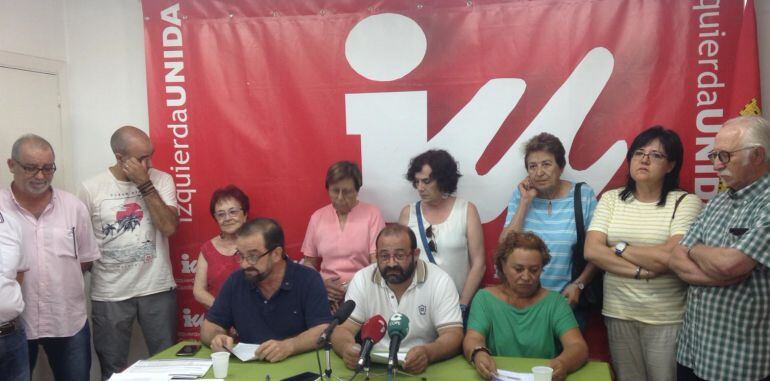 José Jiménez y Bruno Coca comparecen arropados por varios miembros de la Coordinadora Provincial y militantes