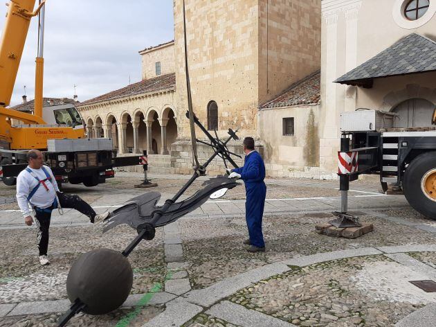 Operarios con la veleta de la torre de San Esteban