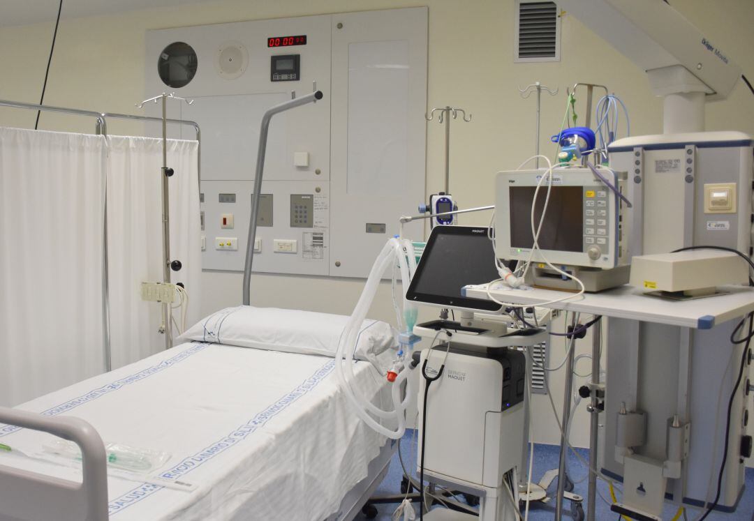 Una de las camas preparas en la UCI del hospital Doctor José Molina Orosa.