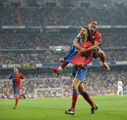 Piqué celebra su gol en el 2-6.