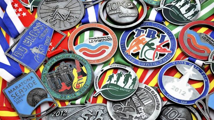 Alicante Corre: Paco Belmonte y Tomás Antón, del Club Tragamillas y Jorge Díaz, gerente de Todotrofeo