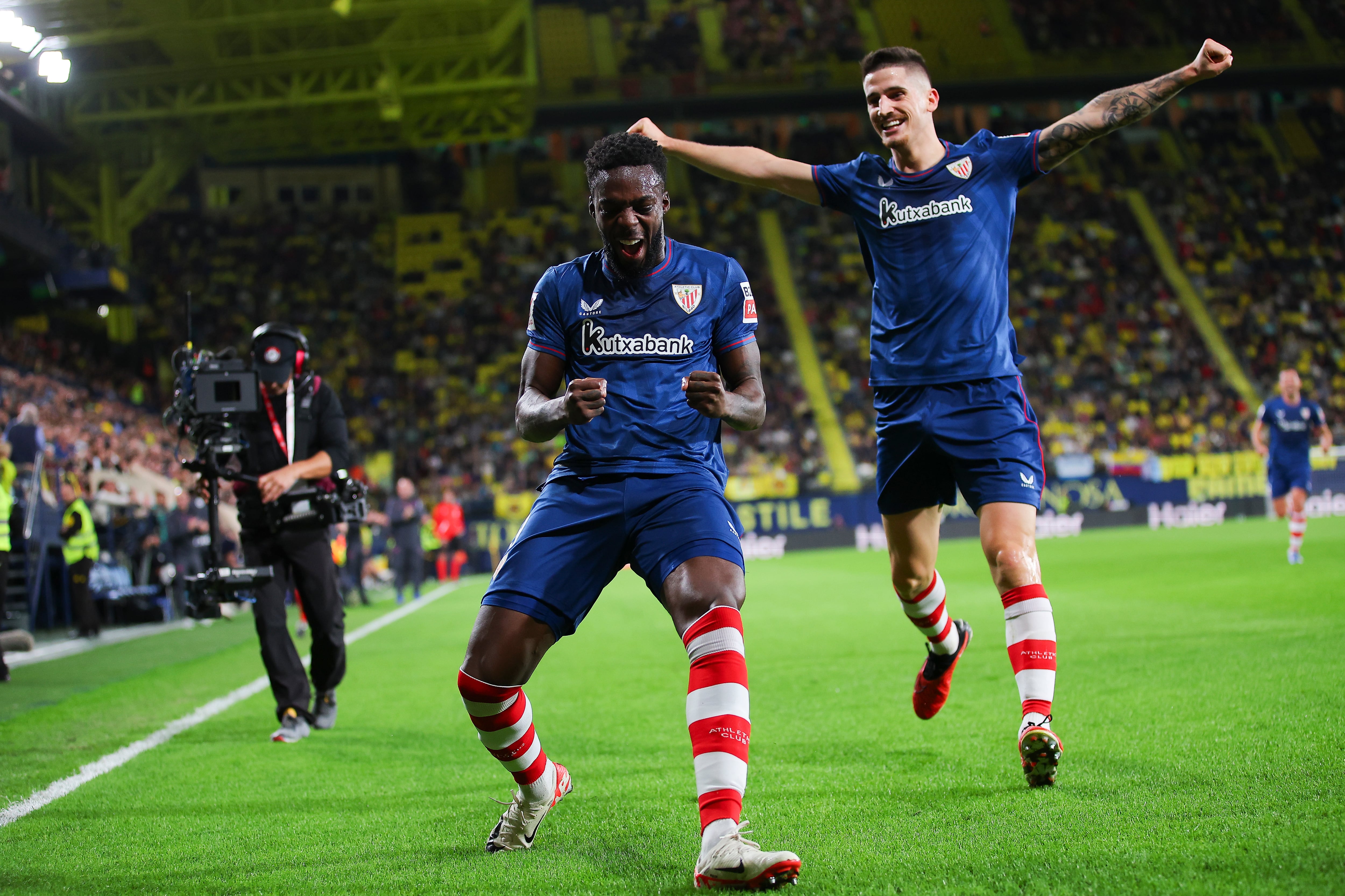 Iñaki Williams, autor del tercer gol del Athletic frente al Villarreal, celebra el tanto junto a Oihan Sancet