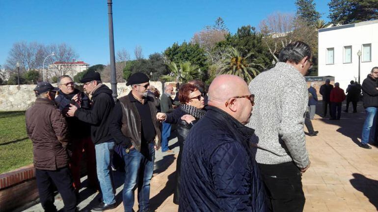 Pensionistas de La Linea, concentrados a las puertas del Ayuntamiento de la ciudad.