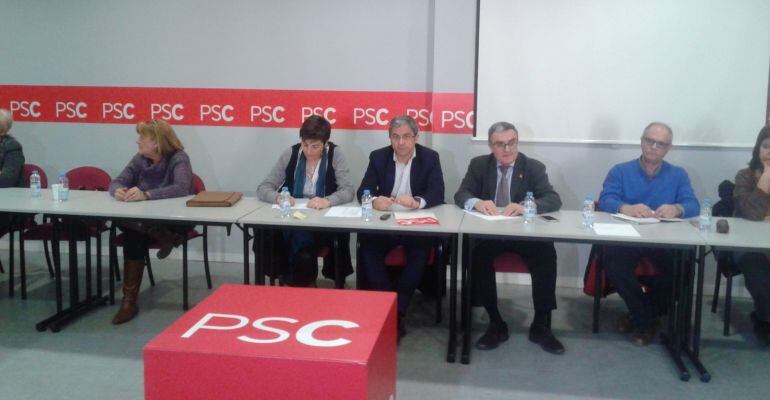 Imatges previa a la reunió conjunta entre l'Executiva de l'Agrupació Local del PSC a Lleida i el Grup Municipal de l'Ajuntament. Marta Camps i Àngel Ros al costat de Guillermo Hervera