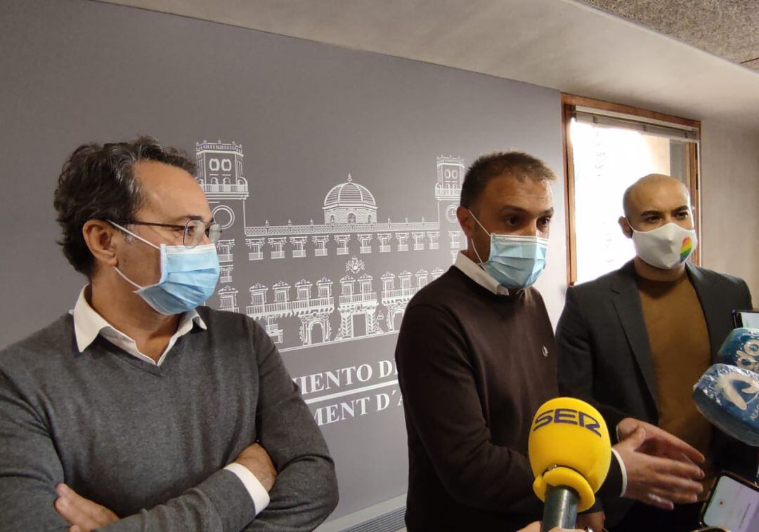 Los tres portavoces municipales de los grupos de izquierda atendiendo a los medios