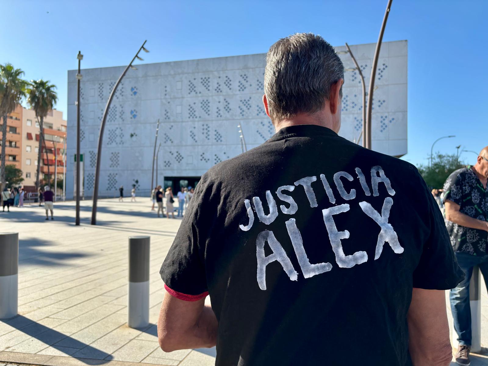 Protesta a la puerta de los juzgados en apoyo a la familia del menor asesinado