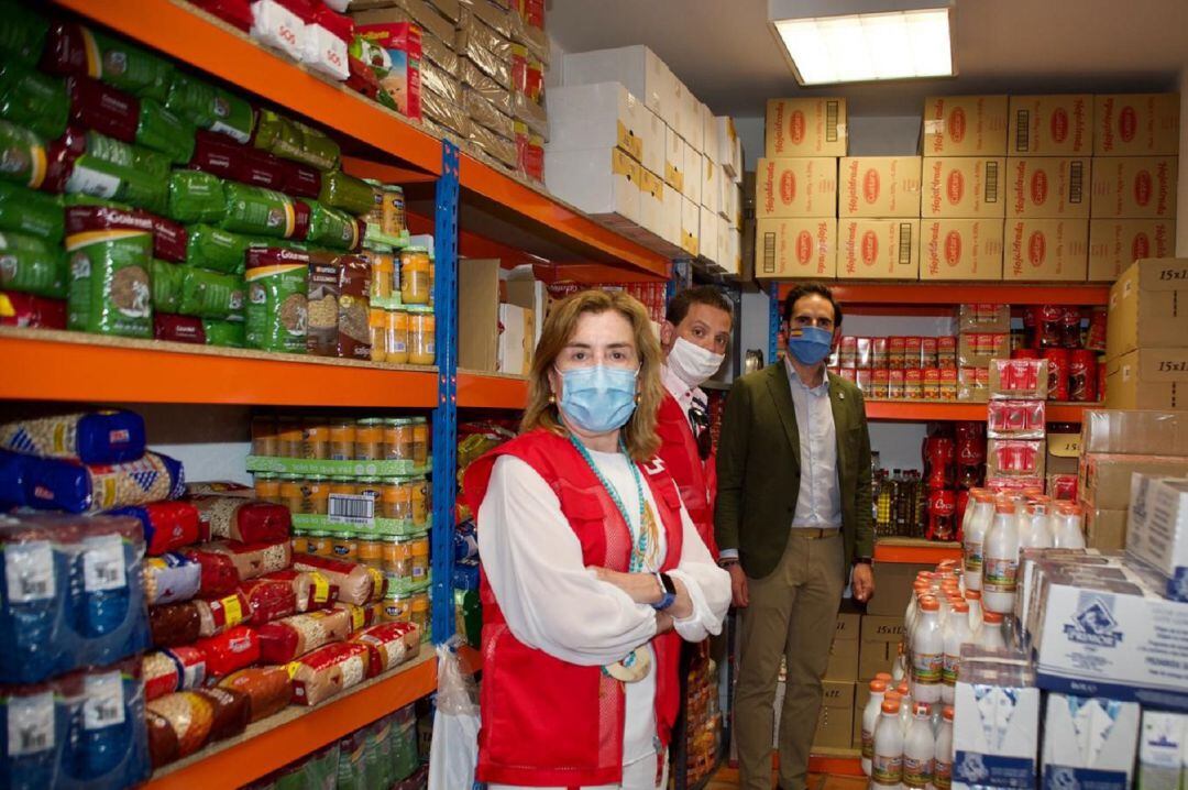 Visita de Rosa Urbón a la asamblea local de Cruz Roja en Medina del Campo