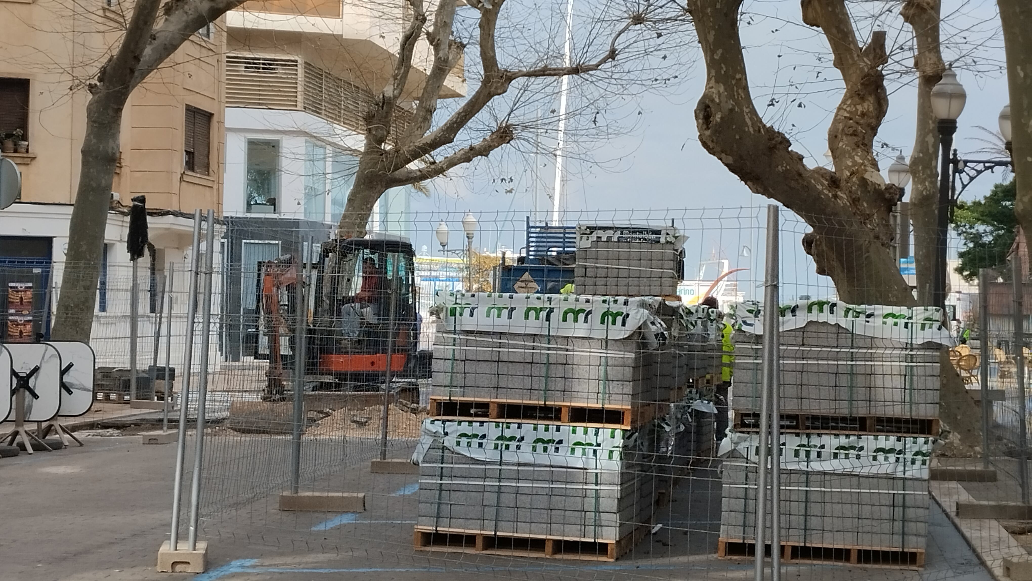 Obras de cambio de pavimento en la calle Marqués de Campo en Dénia.