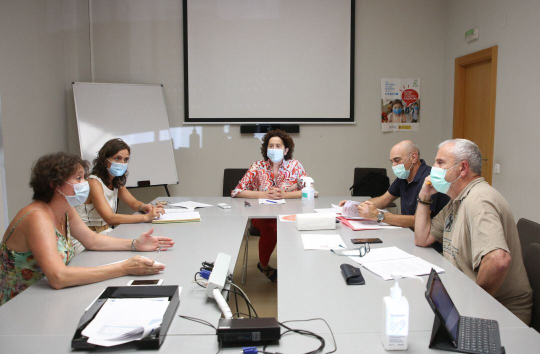 De izquierda a derecha, la directora-gerente de la ANADP, Inés Francés; la subdirectora de Valoración y Servicios, Olga Sala; la consejera Maeztu, el director de Atención Primaria de Salud, Manuel Carpintero, y el director general de salud, Carlos Artundo