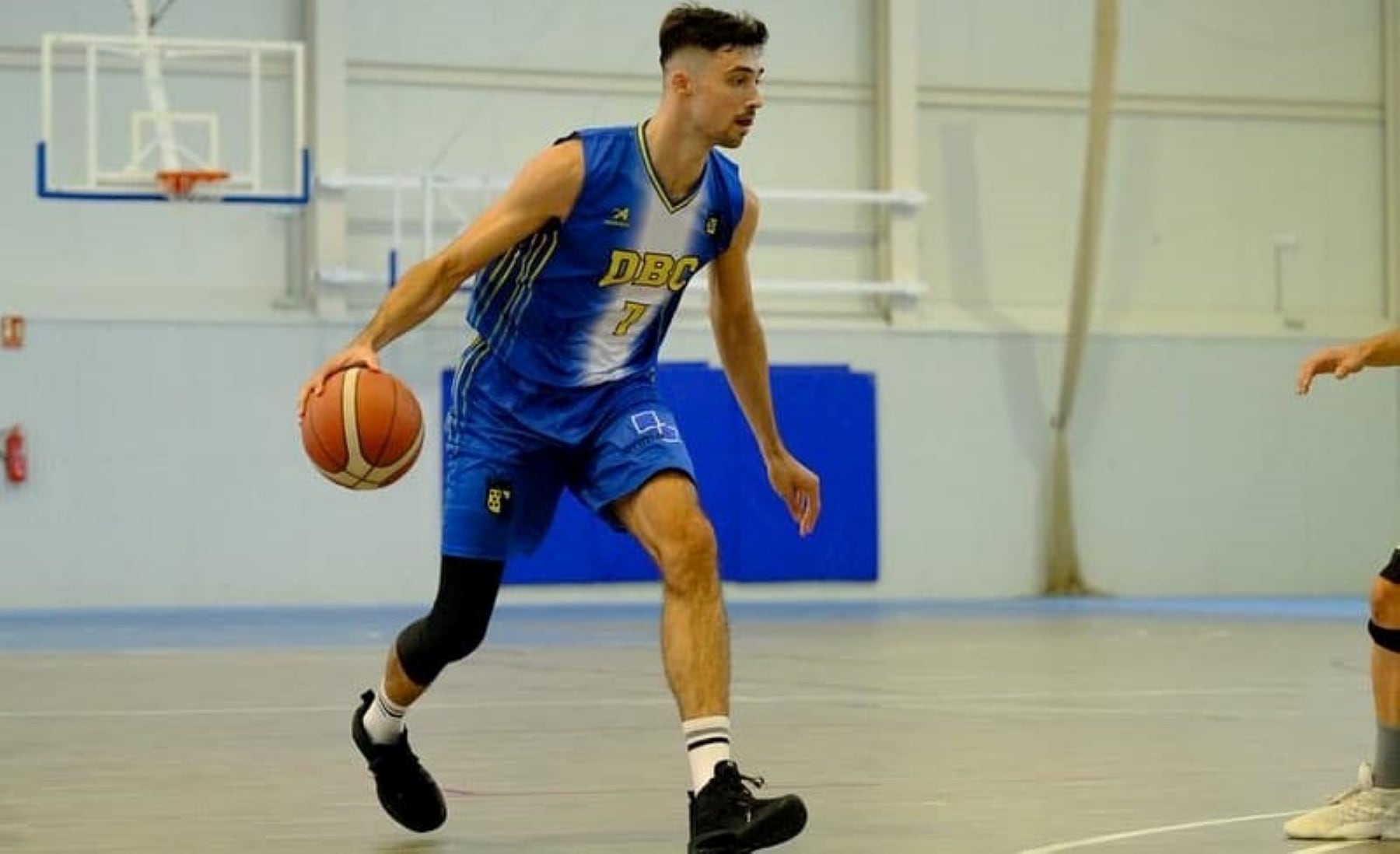 Jugador del Dénia botando la pelota.