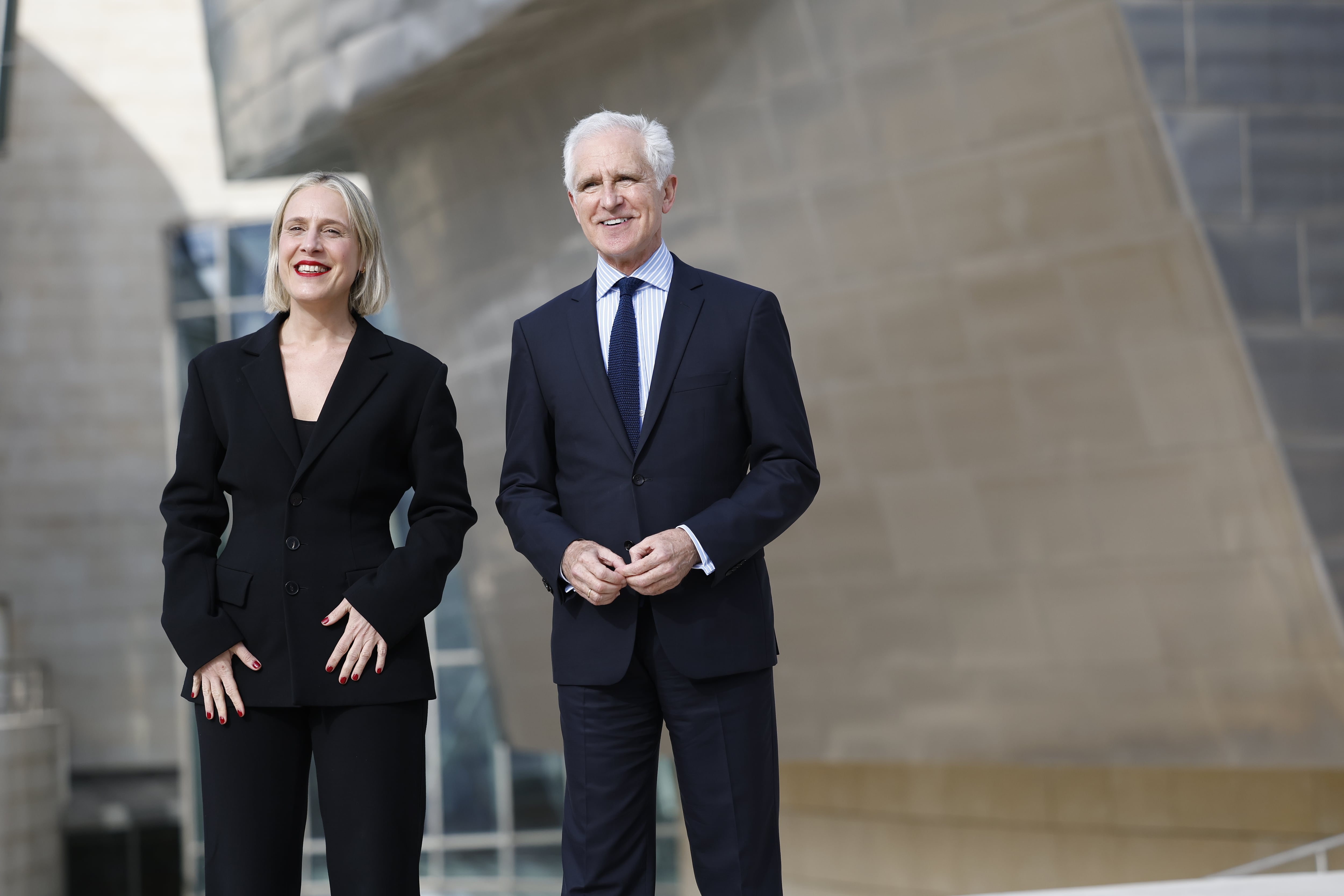 BILBAO, 03/03/2025.- La próxima directora del Museo Guggenheim de Bilbao, Miren Arzalluz (i), ha posado este lunes para los medios gráficos junto al actual responsable del centro, Juan Ignacio Vidarte (d). EFE/ Miguel Toña