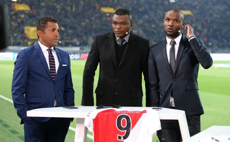 Abidal con Sonny Anderson y Desailly con una camiseta de Falcao en la mesa durante una retransmisión deportiva