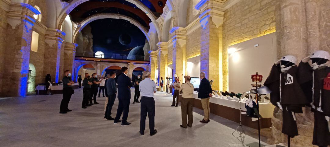 El subteniente Julio Presencio explica en visita guiada durante la inauguración de su exposición