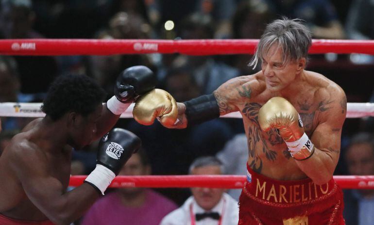 El actor y boxeador estadounidense Mickey Rourke combate con su compatriota Elliot Seymour